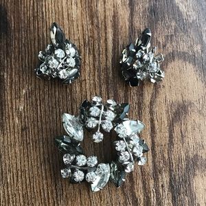 Mint condition, vintage Beau Jewels Demi-parure earring & brooch set.